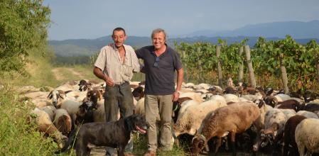 El pastor Josep Camprubí amb Joan Huguet, copropietari del celler Can Feixes