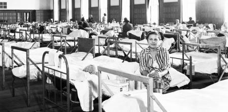 Instalación de Bergen-Belsen reconvertida en dormitorio para desplazados tras la Segunda Guerra Mundial, 1945