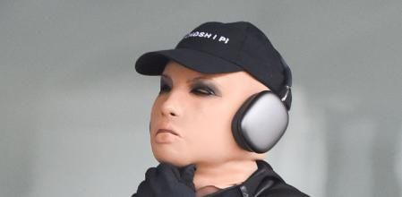 Kanye West fue visto usando una máscara protésica después de cambiarse una máscara de tela