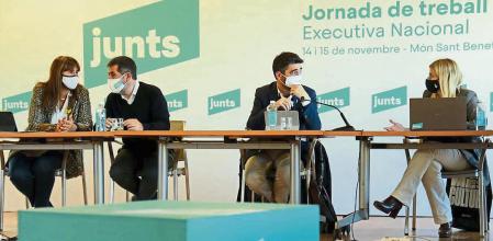 Pla general de la jornada de treball de l'Executiva Nacional de Junts per Catalunya al Món Sant Benet. A la foto, Laura Borràs, Jordi Sànchez, Jordi Puigneró, i Elsa Artadi. Imatge del 15 de novembre del 2021. (Horitzontal)