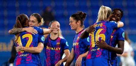 SANT JOAN D´ESPI (BARCELONA), 10/11/2021.- La jugadoras del FC Barcelona celebran uno de los tantos conseguidos por el equipo blaugrana durante el encuentro correspondiente a la tercera jornada de la fase de grupos de la Liga de Campeones que han disputado hoy miércoles frente al 1899 Hoffenheim en el estadio Johan Cruyff de la localidad barcelonesa de Sant Joan D´Espi. EFE/ Enric Fontcuberta.