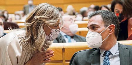 MADRID, 16/11/2021.- El presidente del Gobierno, Pedro Sánchez, conversa con la ministra de Trabajo, Yolanda Díaz, durante la sesión de control al Gobierno celebrada por el pleno del Senado, este martes en Madrid. EFE/ Mariscal