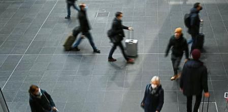 A sign with the request to keep distance is seen at central station during the spread the coronavirus disease (COVID-19) in Berlin, Germany, November 17, 2021. REUTERS/Annegret Hilse