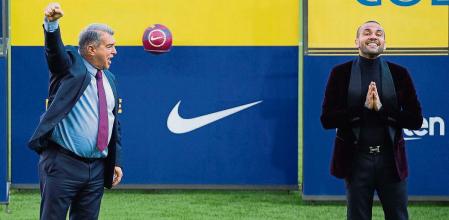 GRAFCAT9690. BARCELONA (ESPAÑA), 17/11/2021.- El lateral derecho brasileño, Dani Alves (d), junto al presidente del Club, Joan Laporta (i) durante su presentación como nuevo jugador del FC Barcelona este miércoles en el Camp Nou.EFE/Enric Fontcuberta