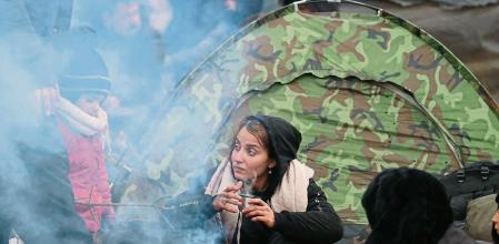 Migrants gather around a fire in a camp on the Belarusian-Polish border in the Grodno region, Belarus November 17, 2021. Maxim Guchek/BelTA/Handout via REUTERS ATTENTION EDITORS - THIS IMAGE HAS BEEN SUPPLIED BY A THIRD PARTY. NO RESALES. NO ARCHIVES. MANDATORY CREDIT.