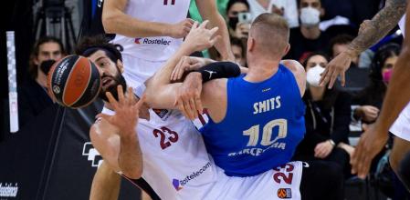 GRAF5011. BARCELONA, 17/11/2021.- El ala-pívot del CSKA Moscú Toko Shengelia (i) lucha con el letón Rolands Smits, del FC Barcelona, durante el partido de la fase regular de La EuroLiga de baloncesto que Barça y CSKA disputan este miércoles en el Palau Blaugrana, en Barcelona. EFE/Enric Fontcuberta