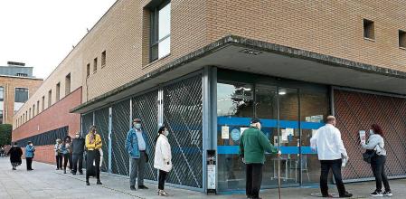 foto XAVIER CERVERA 19/10/2020 colas para acceder al CAP Collblanc esta manana a primera hora ,poco despues de abrir, barrio de Collblanc, l Hospitalet de Llobregat; hace apenas tres dias empezaron los refuerzos para vacunarse contra el virus de la gripe ,pero tambien los CAP s o carpas externas realizan test PCR s u otras visitas medicas, como analisis de sangre, medicina general, etc