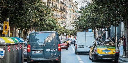 17 - 11 - 2021 / Barcelona / Furgonetas de reparto - Tasa amazon / Foto: Llibert Teixidó