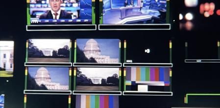 El logo de TV3, diminuto en el plano de 'Succession'.