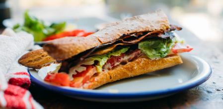 Sándwich de BLT con bacon de berenjena