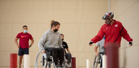 Estudiantes del INEFC haciendo ejercicios prácticos en clase.