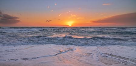 Amanecer con temporal de levante en las playas de Fuengirola.