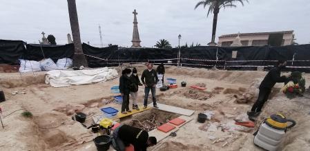 Imágenes de la fosa de Porreres (Mallorca), donde han aparecido cuerpos de represaliados por el franquismo.