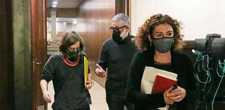 Pla obert dels diputats de la CUP-NCG Eulàlia Reguant, Carles Riera i Montserrat Vinyets sortint dels despatxos d'ERC i Junts al Parlament el 18 de novembre del 2021. Horitzontal.