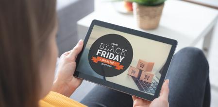 Venta del Viernes Negro. Gran venta, mujer con tableta