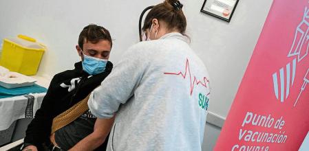 A healthcare worker administers a dose of Covid-19 vaccine to a man, during a vaccination campaign for foreign tourists in Benidorm, on November 18, 2021. (Photo by JOSE JORDAN / AFP)