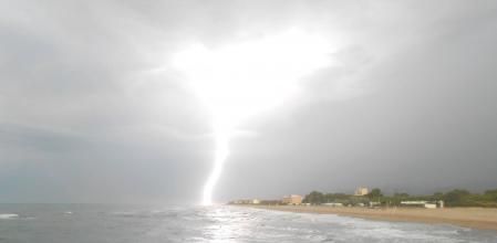 Espectacular impacto de un gran rayo en la punta del macizo del Garraf.