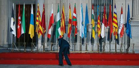 17/ 01/ 2017 Unos operarios colocan las banderas de las comunidades autónomas caídas a consecuencia del viento a las puertas del Senado, donde está a punto de comenzar la VI Conferencia de Presidentes, que reúne al jefe del Ejecutivo, Mariano Rajoy, con los máximos responsables autonómicos, en una cita que no se convocaba desde 2012 y que se espera concluya con la firma de diez acuerdos entre el Estado y las comunidades. Foto Dani Duch