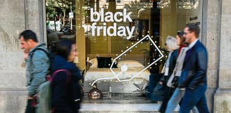 Escaparates de tiendas del centro de Barcelona anunciando los descuentos de la semana del Black Friday