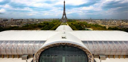 El Grand Palais Ephémère se ha situado en el Campo de Marte parisino, frente a la torre Eiffel