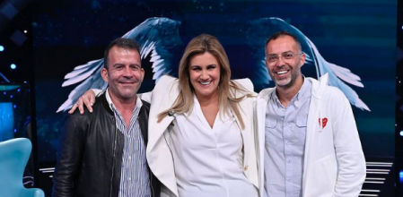 Adrián Madrid y Óscar Cornejo, propietarios de La Fábrica de la Tele, flanquean a Carlota Corredera