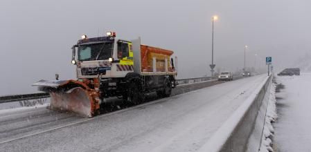 Imagen de archivo de una máquina quitanieves limpiando la carretera del Puerto de Navacerrada (Madrid)&nbsp;