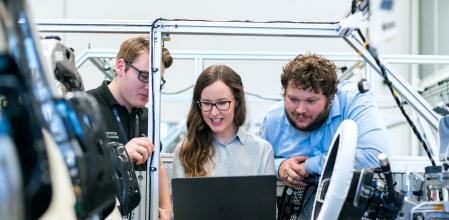 RECIÉN GRADUADOS. Tres ingenieros  informáticos con casi nula experiencia laboral, empleados en el sector de la automoción