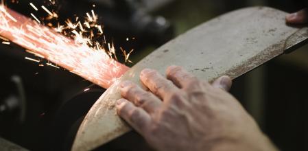 Cada vez menos particulares afilan sus cuchillos con ayuda de estos artesanos
