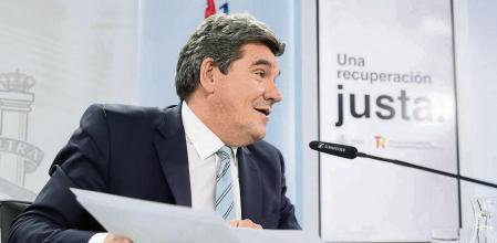 El ministro de Inclusión, Seguridad Social y Migraciones, José Luis Escrivá, en una rueda de prensa posterior al Consejo de Ministros celebrado en Moncloa, a 23 de noviembre de 2021, en Madrid (España). En el Consejo de hoy, el Gobierno ha aprobado una subvención de 32 millones a la Federación de Municipios y Provincias (FEMP) para mejorar la gestión del servicio Atenpro para víctimas de violencia machista. 23 NOVIEMBRE 2021;VIOLENCIA MACHISTA;GOBIERNO;CONSEJO DE MINISTROS;POLITICOS;VIOLENCIA DE GÉNERO;SUBVENCIÓN;ATENPRO EUROPA PRESS/E. Parra. POOL 23/11/2021