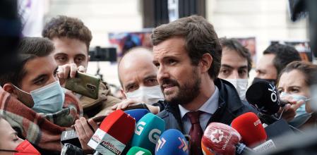 El presidente del PP, Pablo Casado, atiende a los medios al inicio de la manifestación de policías y guardias civiles contra la derogación de la Ley Mordaza