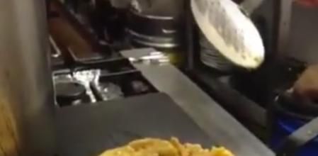 Dar la vuelta a una tortilla de patata de 57 huevos es prácticamente imposible.