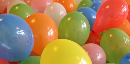 Reserva un apartamento y el recibimiento del dueño es de lo más ‘creepy’: globos y su rostro