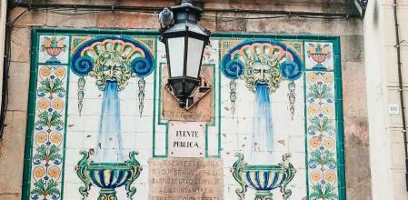 Fuente de los mosaicos de la Travessera de Gràcia.