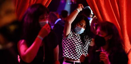 Un grupo de mujeres baila en un local de ocio nocturno.