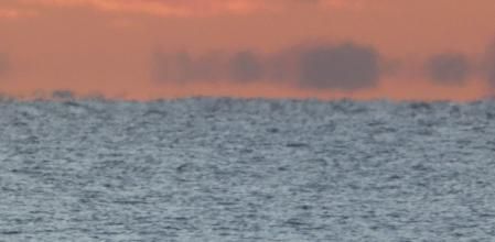 Barcos voladores frente a la costa de Barcelona generados por la Fata Morgana.