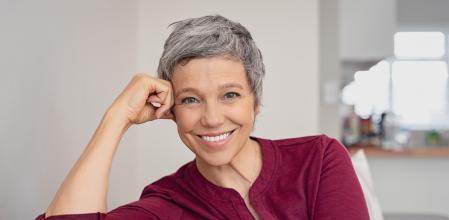 Antes de recurrir a teñir las canas puedes hacer que formen parte de tu estilo mezclándolas con diferentes técnicas de coloración.