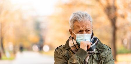 covid anciano calle tos