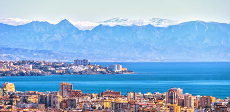 Los picos de Sierra Nevada desde la costa de Mijas.