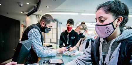 foto XAVIER CERVERA 26/11/2021 tambien dsd la medianoche entro en vigor la obligatoriedad de presentar pasaporte covid en polideportivos, gimnasios, ... como el caso delos gimnasios DIR, caso del de c/santa fe d mexico Barcelona : donde hay validacion para entrar dsd el inicio, lo realizan en recepción (todo es bajo techo) ;pero lo abierto como piscina climatizada, aire libre, no haria falta