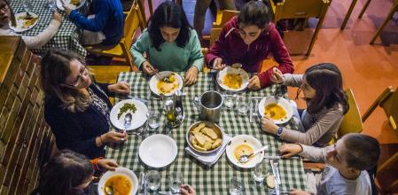 Varias personas en una mesa durante la comida