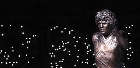 El Nápoles honra a Maradona con una estatua que homenajea a su 'D10S'