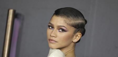 Zendaya opta por un eyeliner invertido en tono lila