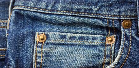 Lavar los pantalones en la nevera, la propuesta para proteger las prendas y el medioambiente