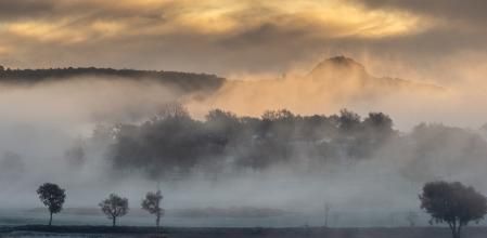 Niebla movediza de otoño en el paisaje del Collsacabra.