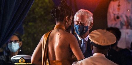 La cantante Rihanna charla con el príncipe Carlos.