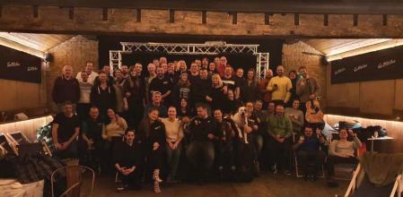 Se quedan encerrados 3 noches en un pub junto a una banda tributo de Oasis que no para de tocar