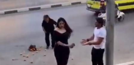 Una anciana, un gato y un final inesperado forman parte de esta surrealista escena