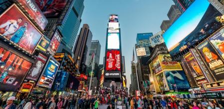 Los anuncios de Coca-Cola y Bulgari que desde ayer se pueden ver en las pantallas de la famosa plaza de Nueva York han sido producidos por BCN Visuals, una agencia de publicidad fundada por Alan Company y Eric Sas, dos emprendedores de 26 años que fundaron el negocio apenas hace dos años.