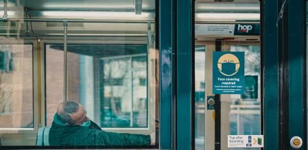 Un hombre duerme en un vagón de metro