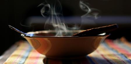 Cazo con caldo humeante